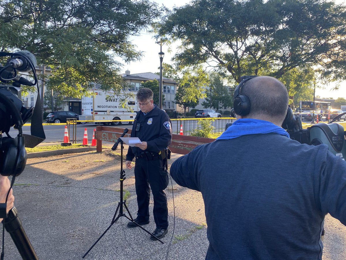 .@MinneapolisPD say 4:30am standoff resulted in officer involved shooting. The man involved was taken to the hospital and died from his injuries