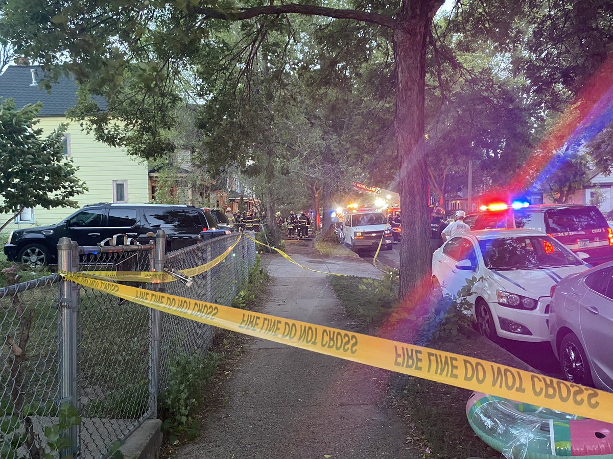 The @MinneapolisFire say the vacant home that caught fire is now out. The home collapsed but fire spread to neighboring homes destroying 3 in total. The vacant home was a duplex and people living in the back were evacuated. No one was hurt