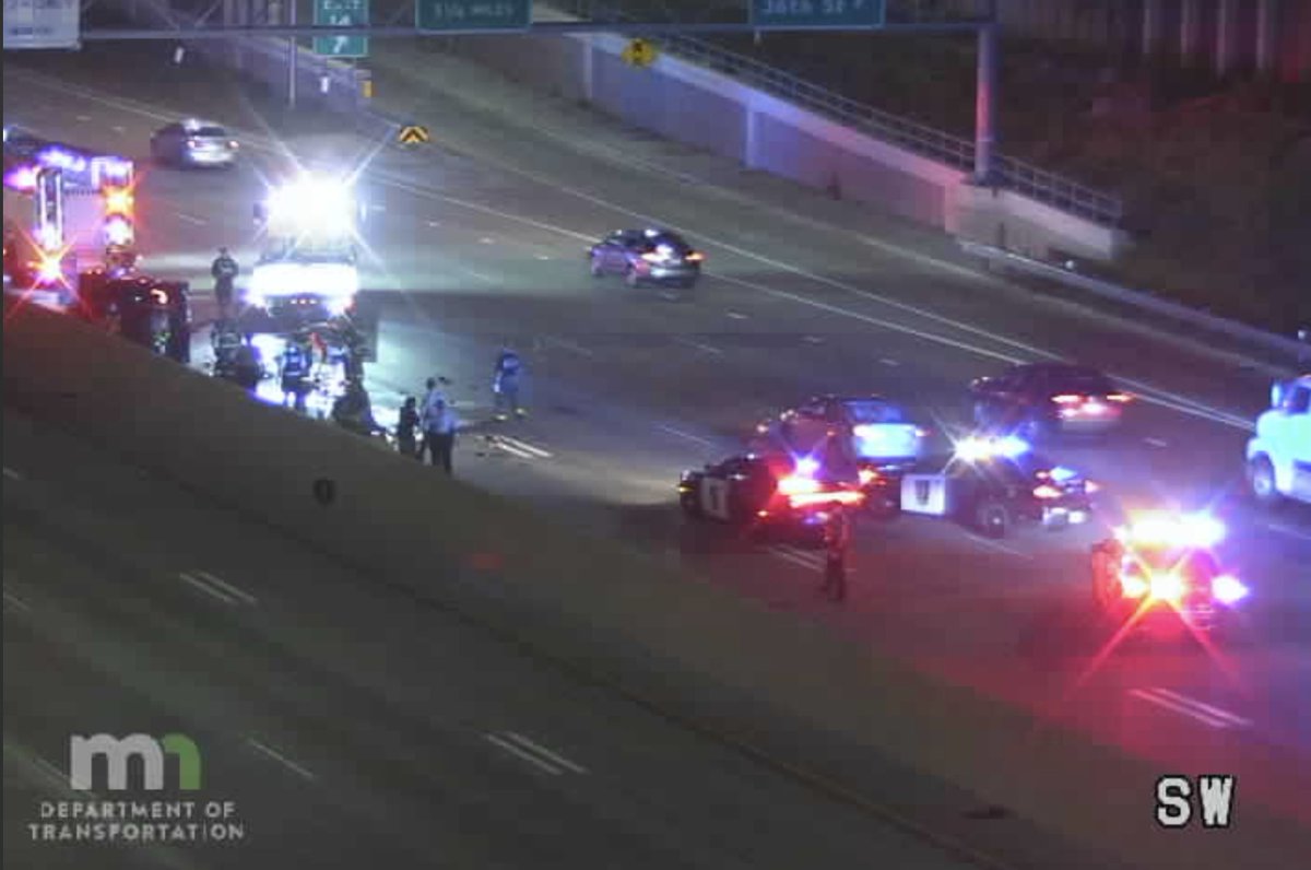 MINNEAPOLIS: Rollover crash on southbound I-35W near 33rd St. - Unknown extent of injury