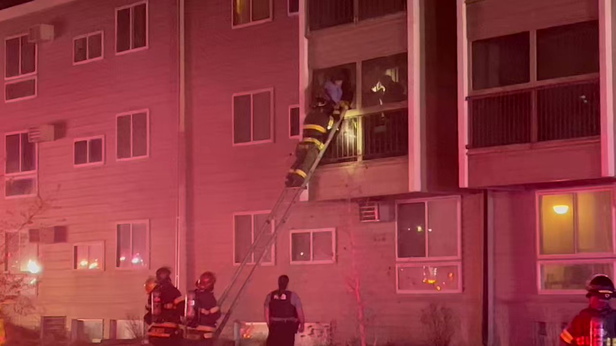 @MinneapolisFire working to evacuate residents from second floor balconies in the complex