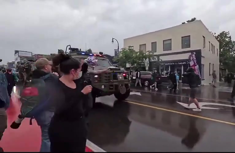 Minneapolis / Minnesota: FBI agents and anti ICE protestors are clashing again