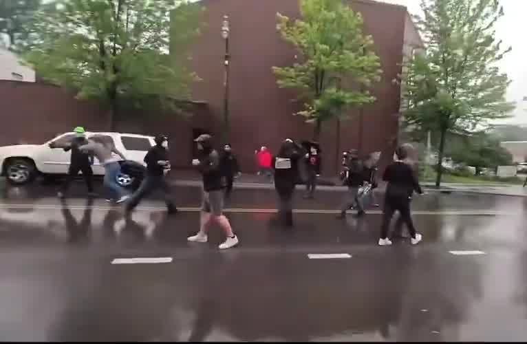 Minneapolis / Minnesota: FBI agents and anti ICE protestors are clashing again