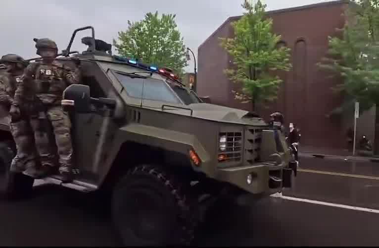 Minneapolis / Minnesota: FBI agents and anti ICE protestors are clashing again