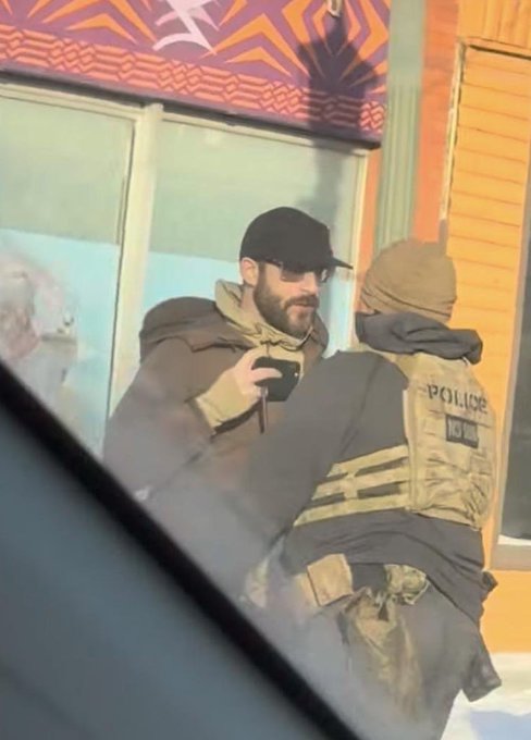 MINNEAPOLIS: PROTESTERS ARE “RETREATING THROUGH TEAR GAS”ICE & Border Patrol are out here blasting protesters in Minneapolis with flash bangs and tear gas like it’s a video game on nightmare mode.